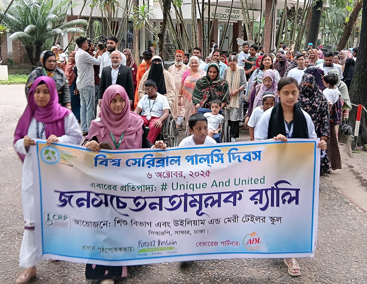 বিশ্ব সেরিব্রাল পালসি দিবস উপলক্ষে সাভারের সিআরপির শিশু বিভাগ এবং উইলিয়াম অ্যান্ড মেরী টেইলর স্কুলের জনসচেতনতামূলক শোভাযাত্রা। আজ সোমবার সকালে