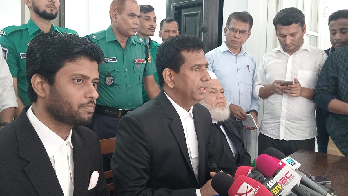 আন্তর্জাতিক অপরাধ ট্রাইব্যুনাল প্রাঙ্গণে তাজুল ইসলাম সাংবাদিকদের সঙ্গে কথা বলেন। ঢাকা, ৬ অক্টোবর