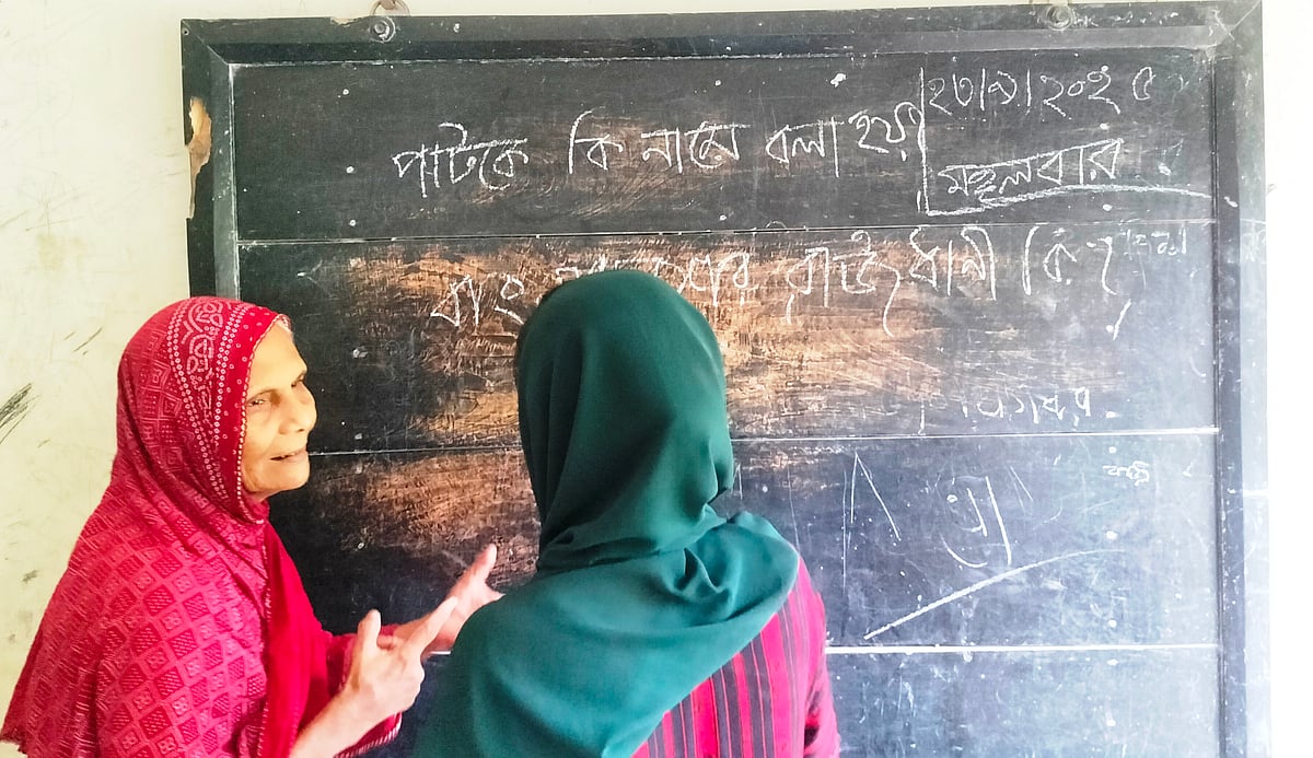 দিনাজপুর বধির ইনস্টিটিউটে ৩৫ বছর ধরে বিনা বেতনে পড়াচ্ছেন ৬৯ বছর বয়সী রাবেয়া খাতুন। সম্প্রতি শ্রেণিকক্ষ থেকে তোলা ছবি