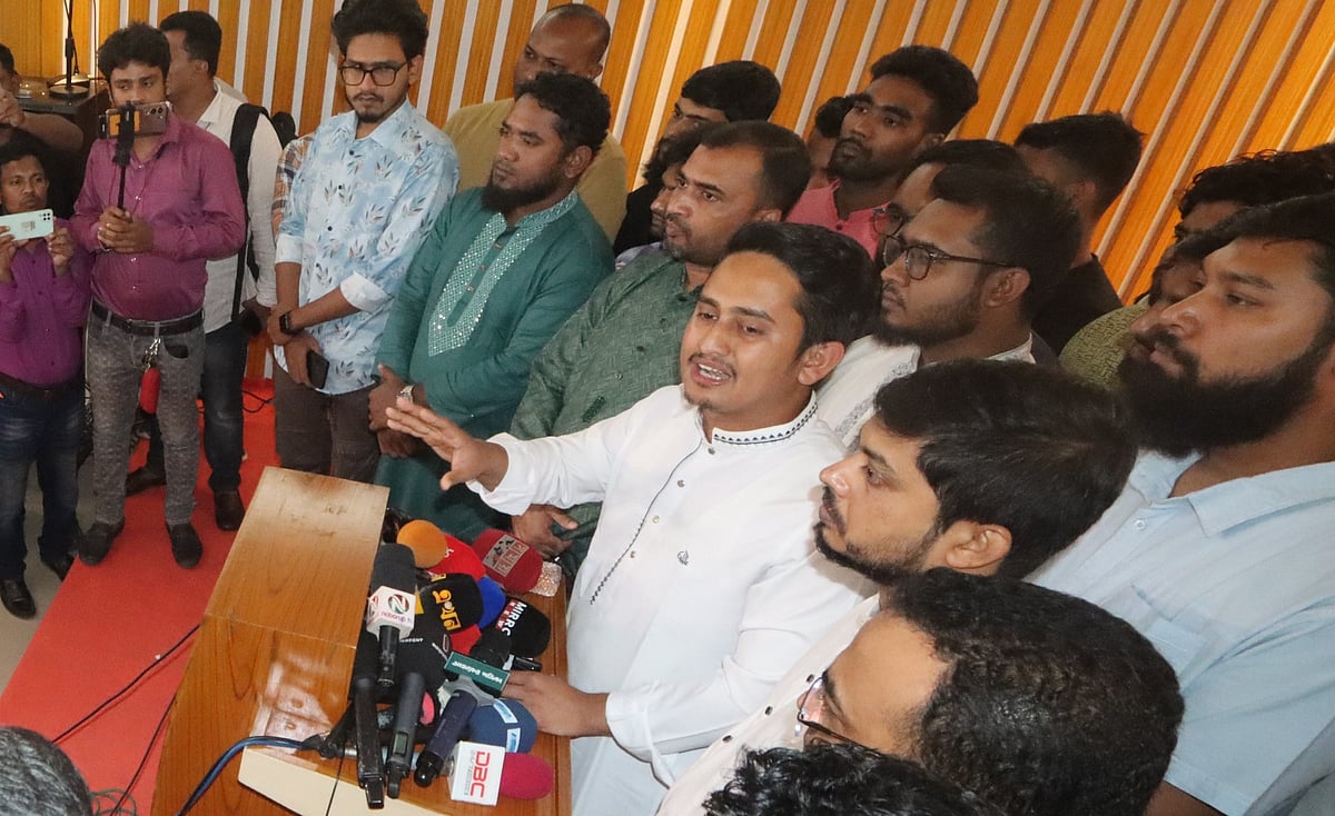 রাজশাহীতে দলের সমন্বয় সভা শেষে সাংবাদিকদের সঙ্গে কথা বলেন এনসিপির উত্তরাঞ্চলের মুখ্য সংগঠক সারজিস আলম। আজ সোমবার সন্ধ্যায় রাজশাহী চেম্বার অব কমার্স মিলনায়তনে