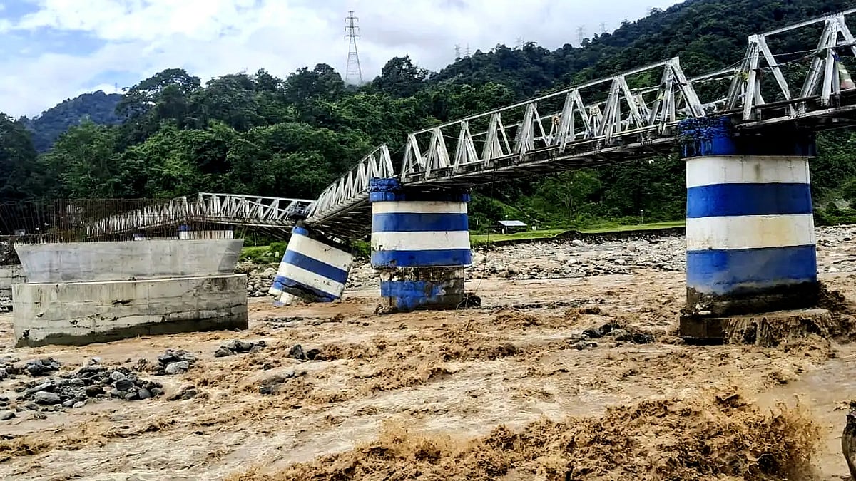 দার্জিলিংয়ের বালাসন নদীতে বর্ষণ ও ঢলে ভেঙে যাওয়া সেতু