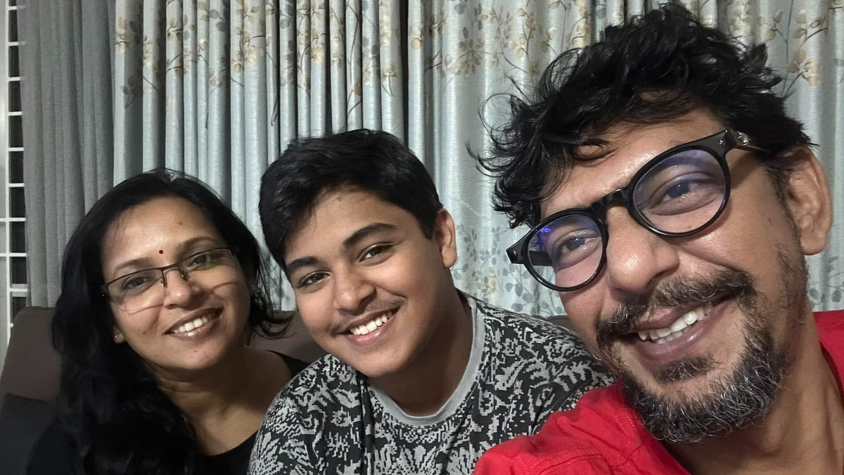 স্ত্রী ও সন্তানের সঙ্গে চঞ্চল চৌধুরী। অভিনেতার ফেসবুক থেকে