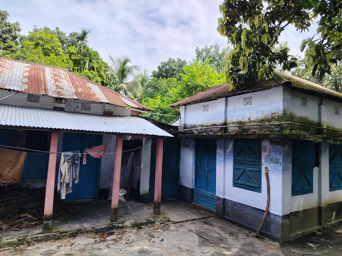 স্বামীর মৃত্যুর পর নাটোরের বড়াইগ্রাম উপজেলার বনপাড়া পৌর সদরের এই বাড়িতে একাই থাকতেন মমতাজ বেগম। গতকাল রাতে এই বাড়ি থেকে তাঁর লাশ উদ্ধার করা হয়