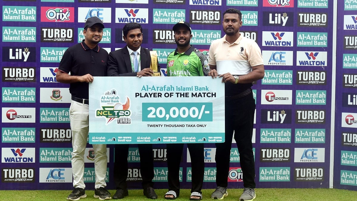 ম্যাচসেরার পুরস্কার নিচ্ছেন রংপুরের জাহিদ জাভেদ