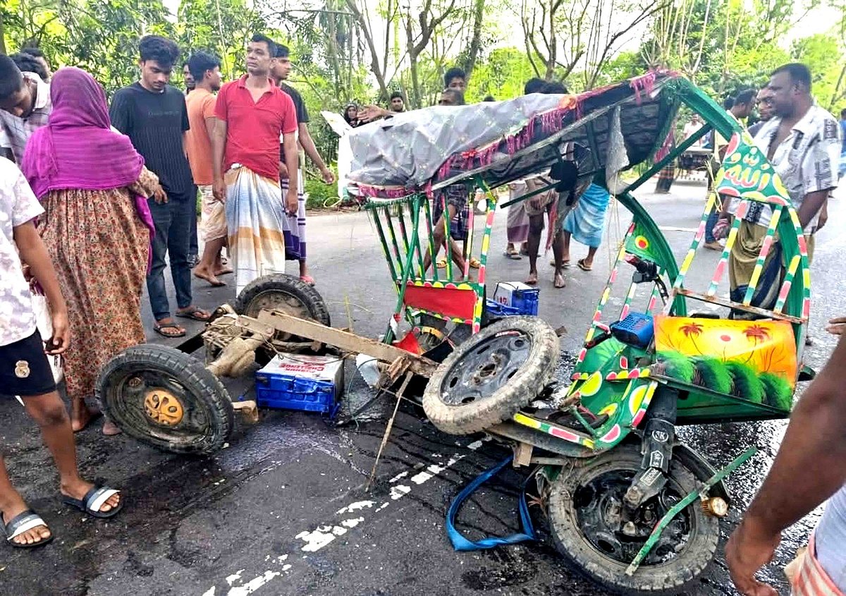 আজ সোমবার দুপুরে বড়াইগ্রামের গুনাইহাটি গ্রামে নাটোর-পাবনা মহাসড়কে বাসের চাপায় অটোরিকশা দুমড়ে–মুচড়ে যায়