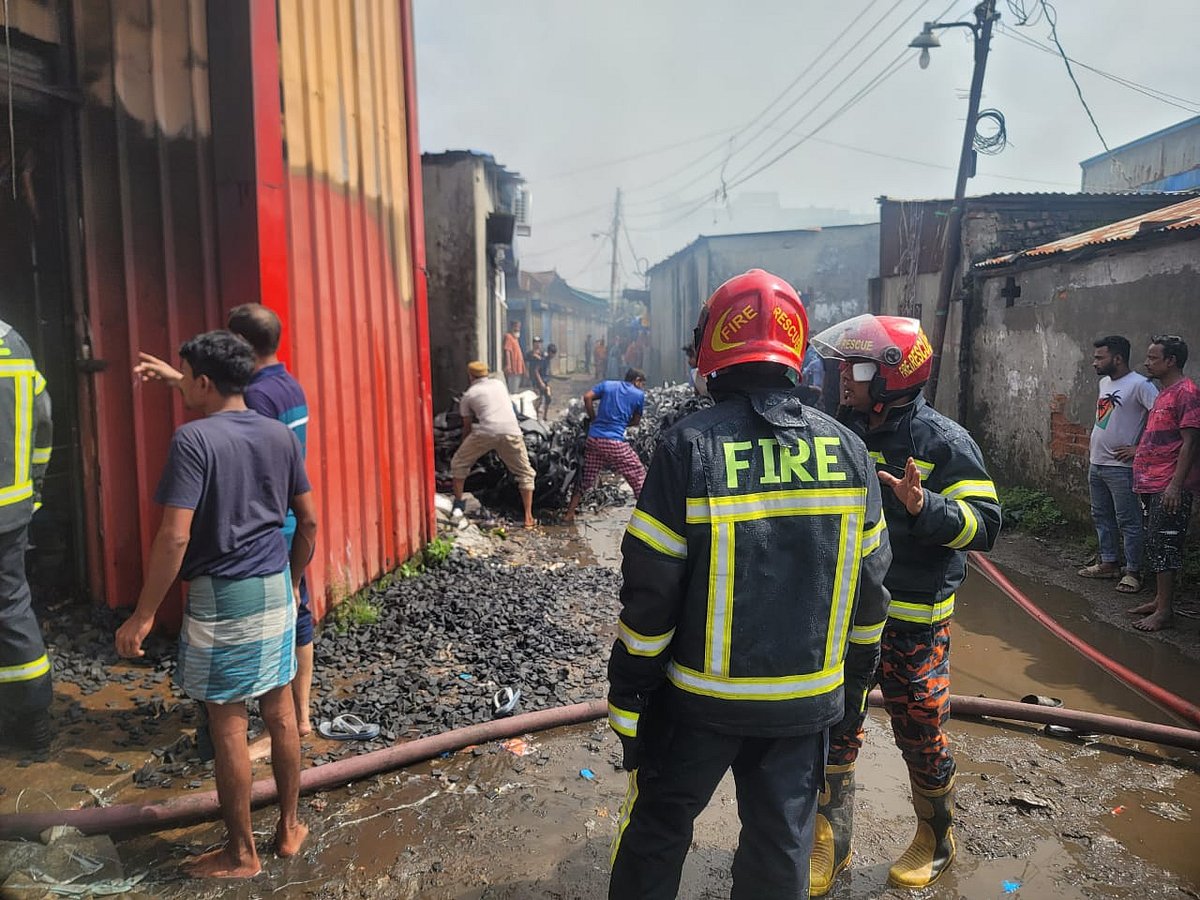 টঙ্গী ফায়ার সার্ভিসের তিনটি ইউনিট আগুন নিয়ন্ত্রণে কাজ করছে। আজ সোমবার