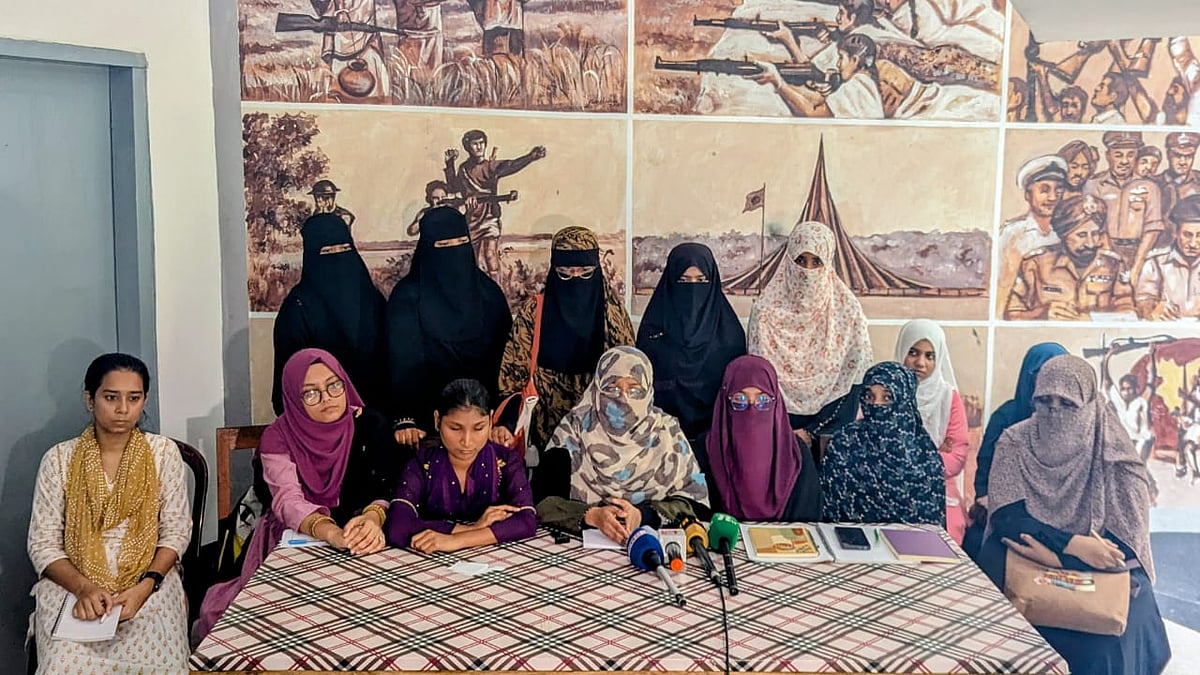 চট্টগ্রাম বিশ্ববিদ্যালয়ে সংবাদ সম্মেলন করে ইসলামী ছাত্রীসংস্থা। আজ বেলা আড়াইটায় চাকসু ভবনে