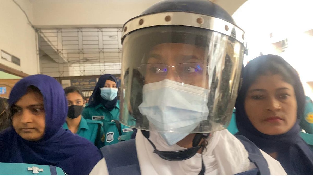 দীপু মনিকে আজ সোমবার সকালে হাজতখানা থেকে আদালতে নিয়ে যাচ্ছে পুলিশ