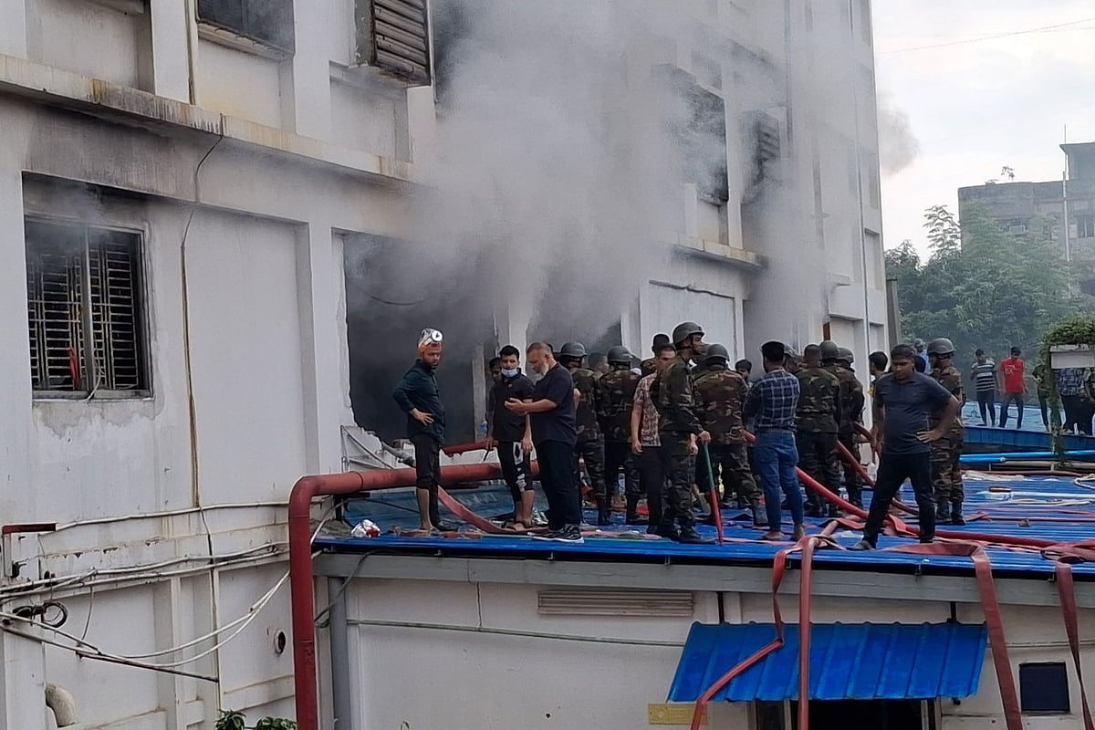 আজ সোমবার দুপুর পৌনে ১২টার দিকে সাভারের আশুলিয়ায় পলমল গ্রুপের একটি তৈরি পোশাক কারখানায় অগুন লাগে। আগুন নিয়ন্ত্রণে কাজ করছে ফায়ার সার্ভিসের ৯টি ইউনিট