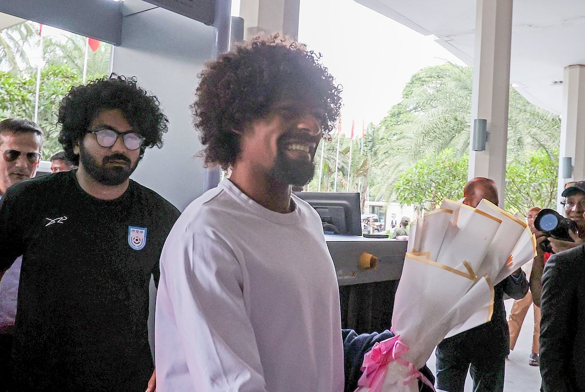 হোটেলে প্রবেশ করছেন হামজা চৌধুরী