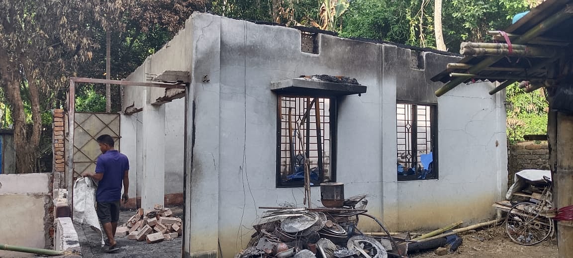 পুড়ে যাওয়া একটি ঘরে ধ্বংসস্তূপ সরানোর কাজ করছেন এক বাসিন্দা। গত শনিবার খাগড়াছড়ির গুইমারার রামেসু বাজারে