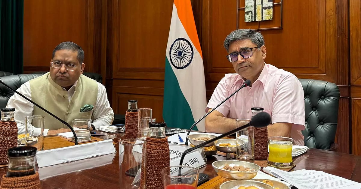 নয়া দিল্লিতে ভারতের পররাষ্ট্র মন্ত্রণালয়ে সোমবার সফররত বাংলাদেশি সাংবাদিকদের সঙ্গে মতবিনিময় করেন ভারতের পররাষ্ট্রসচিব বিক্রম মিশ্রি