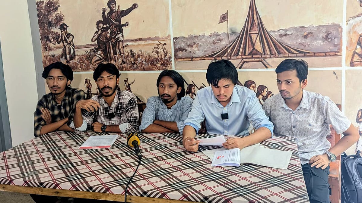 ‘বৈচিত্র্যের ঐক্য’ প্যানেলের সংবাদ সম্মেলন। আজ বেলা দুইটায় চাকসু ভবনের সামনে