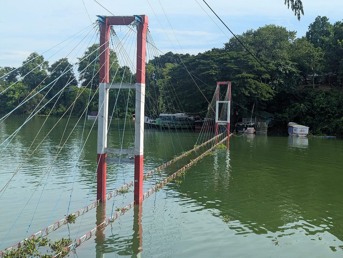 দুই মাসের বেশি সময় ধরে ডুবে আছে রাঙামাটির কাপ্তাই হ্রদের ঝুলন্ত সেতুটি