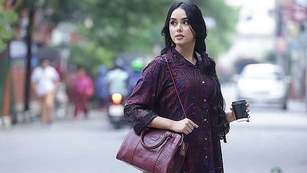 মেয়েদের ব্যাগের নকশায় এখন দেখা যায় বেশ ভিন্নতা