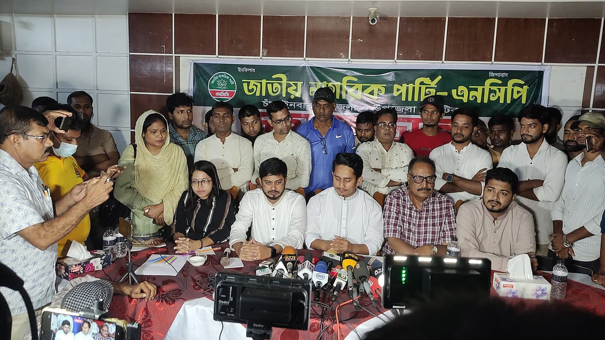 সংবাদ সম্মেলনে এনসিপির উত্তরাঞ্চলের মুখ্য সংগঠক সারজিস আলম। মঙ্গলবার রাতে চাঁপাইনবাবগঞ্জ শহরের একটি রেস্তোরাঁয়