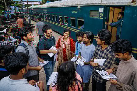 চট্টগ্রাম বিশ্ববিদ্যালয় ক্যাম্পাস থেকে ১৬ কিলোমিটার দূরে ষোলশহর রেলস্টেশনের অবস্থান। সেখানে চাকসু নির্বাচনের প্রার্থীরা নিয়মিত প্রচার চালাচ্ছেন।