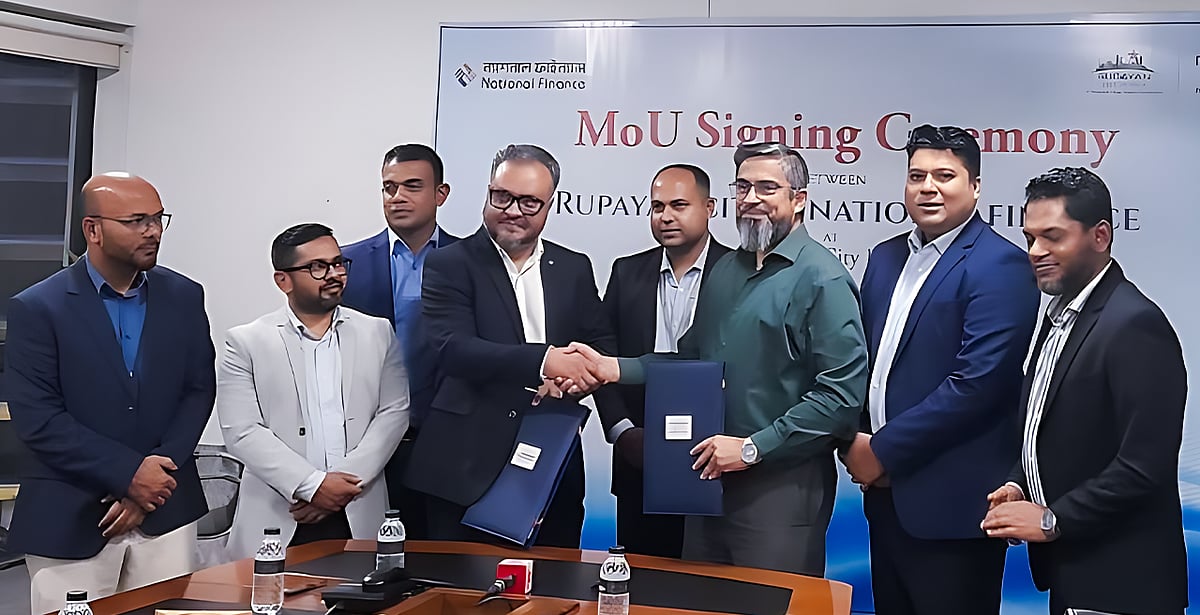 ন্যাশনাল ফাইন্যান্স লিমিটেড ও রূপায়ণ গ্রুপের মধ্যে চুক্তি সই অনুষ্ঠানের উভয় প্রতিষ্ঠানের কর্মকর্তারা