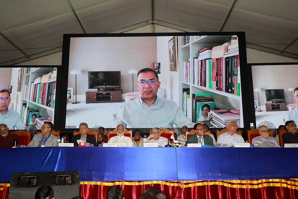 শিক্ষক-কর্মচারী ঐক্যজোটের মহাসমাবেশে ভার্চ্যুয়ালি যুক্ত হয়ে প্রধান অতিথির বক্তব্য দেন বিএনপির ভারপ্রাপ্ত চেয়ারম্যান তারেক রহমান। ঢাকা, ৭ অক্টোবর ২০২৫