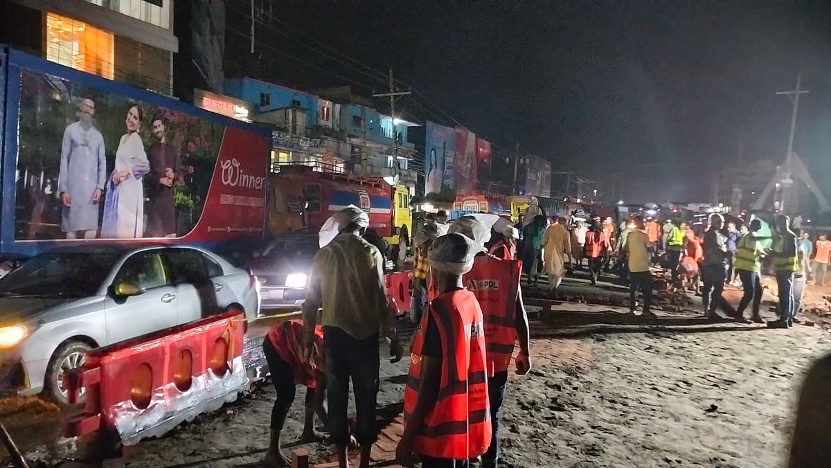 ঢাকা–সিলেট মহাসড়কে যানজট দূর করতে মেরামত কাজ করছেন শ্রমিকেরা। কাজের গতি মন্থর হওয়ায় যানজট বেড়েছে। মঙ্গলবার সন্ধ্যায় ব্রাহ্মণবাড়িয়ার সরাইল বিশ্বরোড মোড় গোল চত্বর এলাকায়