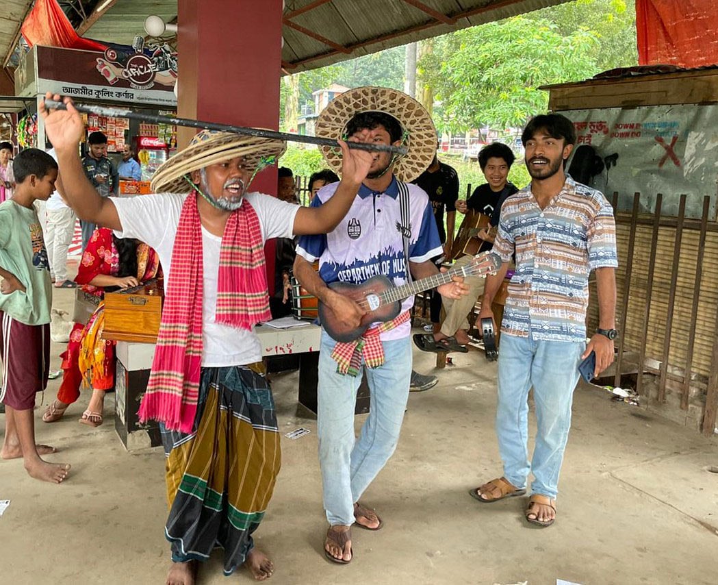 ঐতিহ্যবাহী গম্ভীরার মাধ্যমে চাকসু নির্বাচনের ভোট চাচ্ছেন প্রার্থীরা। আজ দুপুরে চট্টগ্রাম বিশ্ববিদ্যালয়ের রেলওয়ে স্টেশনে