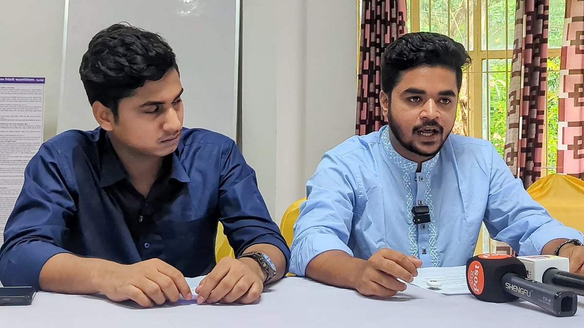 চাকসু নির্বাচন থেকে প্রর্থিতা প্রত্যাহার করা সাখাওয়াত হোসাইন ও সাঈদ মো. রেদোয়ান। আজ বিকেল চারটায় চাকসু ভবনে