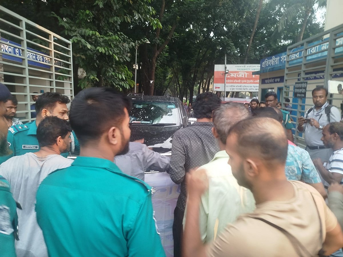 অন্তর্বর্তী সরকারের সমাজকল্যাণ উপদেষ্টা শারমীন এস মুরশিদের পথরোধ করেন চাকরিচ্যুত প্রতিবন্ধীরা শ্রমিকেরা। আজ মঙ্গলবার গাজীপুরের টঙ্গী প্রতিবন্ধী সুরক্ষা ট্রাস্ট ও মৈত্রী শিল্পের প্রধান ফটকে