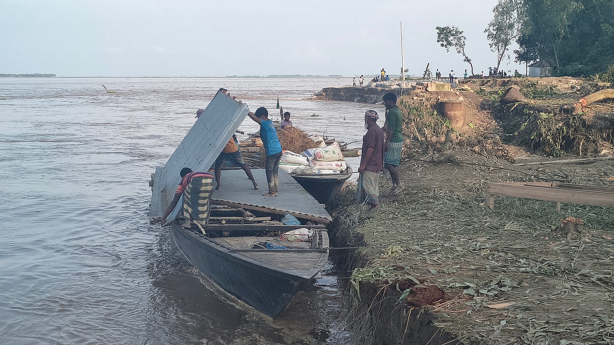 কুড়িগ্রামে দুধকুমার নদের ভাঙনে বসতবাড়ি সরিয়ে নিচ্ছে এলাকাবাসী। গতকাল সোমবার বিকেলে সদর উপজেলার যাত্রাপুর ইউনিয়নের চর যাত্রাপুর বানিয়াপাড়া এলাকায়