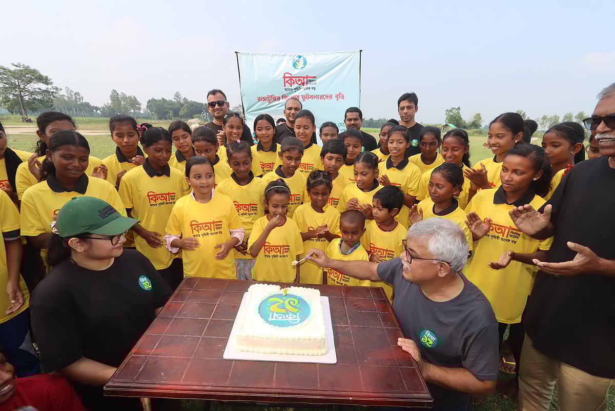 কিশোর আলোর ১২তম প্রতিষ্ঠাবার্ষিকী উপলক্ষে ঠাকুরগাঁওয়ের রাণীশংকৈল উপজেলার রাঙ্গাটুঙ্গী মহিলা ফুটবল একাডেমির খুদে খেলোয়াড়রা কেক কাটছে। সঙ্গে ছিলেন কিশোর আলোর সম্পাদক ও প্রথম আলোর ব্যবস্থাপনা সম্পাদক আনিসুল হক। মঙ্গলবার সকালে