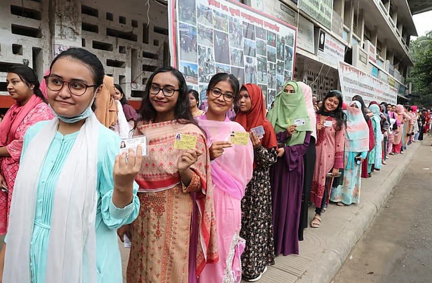 টিএসসি কেন্দ্রে ভোট দিতে লাইনে দাঁড়ানো ভোটাররা।