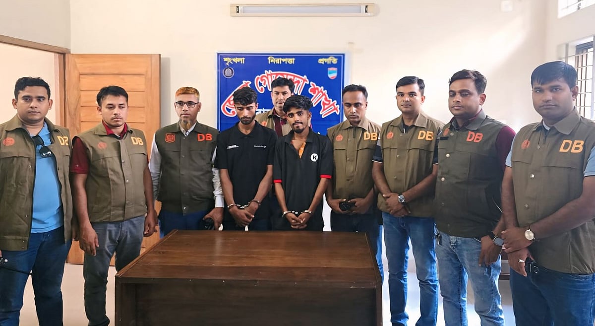 ডিবির অভিযানে গ্রেপ্তার দুই তরুণ। তাঁরা আদালতে হত্যাকাণ্ডে জড়িত থাকার কথা স্বীকার করে আদালতে জবানবন্দি দিয়েছেন