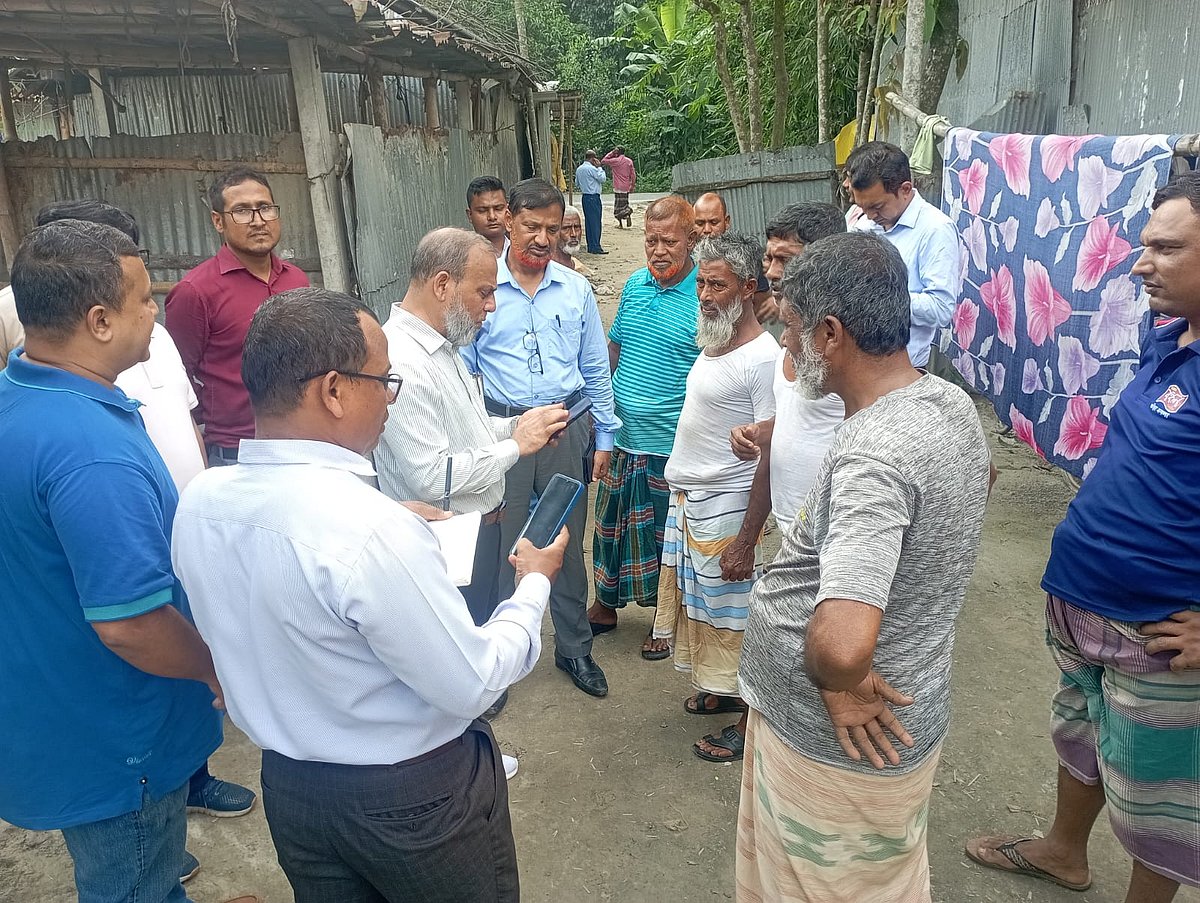 অ্যানথ্রাক্স প্রতিরোধে প্রাণিসম্পদ অধিদপ্তরের অনুসন্ধান কমিটি আজ রংপুরের পীরগাছার আনন্দী ধনীরাম ও নগর জিতপুরের আক্রান্ত মানুষ ও এলাকার লোকজনের সঙ্গে কথা বলেন