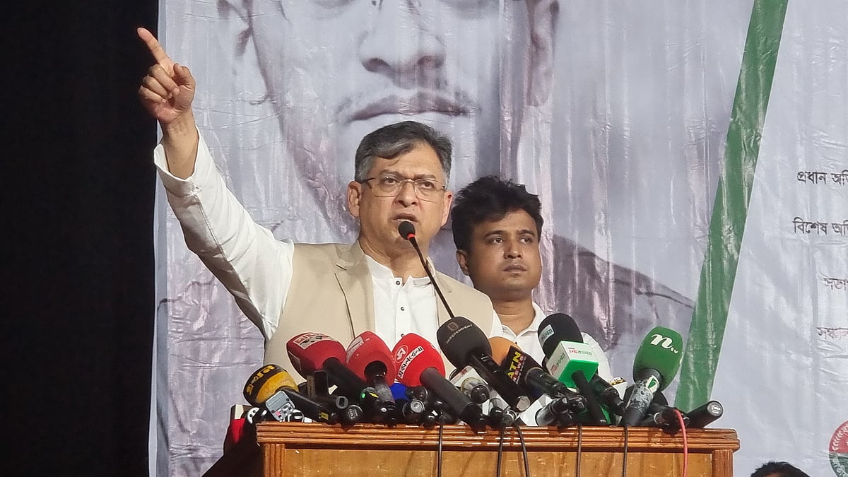 বুয়েট শিক্ষার্থী আবরার ফাহাদের ষষ্ঠ শাহাদাতবার্ষিকী উপলক্ষে আয়োজিত ‘মত প্রকাশ থেকে মৃত্যু: শিক্ষাপ্রতিষ্ঠানে ফ্যাসিবাদের বিস্তার ও প্রতিরোধ’ শীর্ষক সভায় বক্তব্য দেন বিএনপির স্থায়ী কমিটির সদস্য সালাহউদ্দিন আহমদ। আজ মঙ্গলবার ঢাকা বিশ্ববিদ্যালয়ের ছাত্র-শিক্ষক কেন্দ্র (টিএসসি) মিলনায়তনে