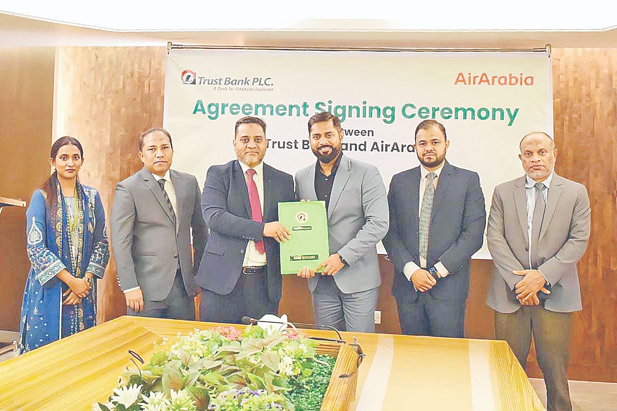 ট্রাস্ট ব্যাংক পিএলসির ডেবিট ও ক্রেডিট কার্ডে বিমান সংস্থা এয়ার অ্যারাবিয়ার টিকিট ক্রয়ে বিশেষ মূল্যছাড় পাওয়া যাবে। এ জন্য দুই প্রতিষ্ঠান সম্প্রতি চুক্তিবদ্ধ হয়েছে। ট্রাস্ট ব্যাংকের কার্ড বিভাগের প্রধান মোস্তফা মুশাররফ ও এয়ার অ্যারাবিয়া বাংলাদেশের কান্ট্রি ম্যানেজার সৈয়দ মোবিন রশিদ নিজ নিজ প্রতিষ্ঠানের পক্ষে এই চুক্তিতে স্বাক্ষর করেন। এ সময় উভয় প্রতিষ্ঠানের ঊর্ধ্বতন কর্মকর্তারা উপস্থিত ছিলেন