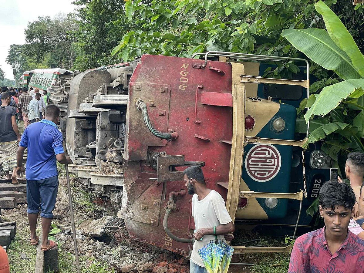 সিলেটের মোগলাবাজারে আজ মঙ্গলবার সকালে উদয়ন এক্সপ্রেস ট্রেনের তিনটি বগি লাইনচ্যুত হয়