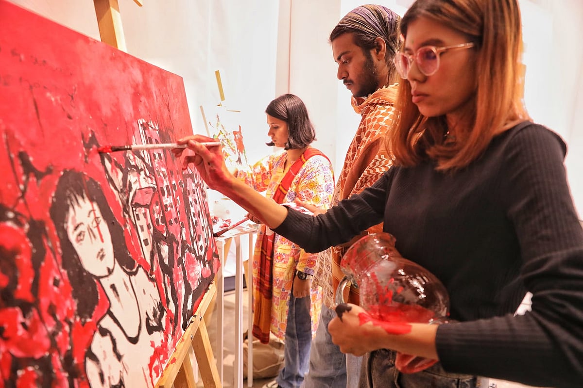 ফিলিস্তিনের গাজায় ইসরায়েলি গণহত্যার প্রতিবাদে সাংস্কৃতিক আয়োজনে ছবি আঁকছেন শিল্পীরা। মঙ্গলবার সন্ধ্যায়, রাজধানীর পান্থপথের দৃকপাঠ ভবনে