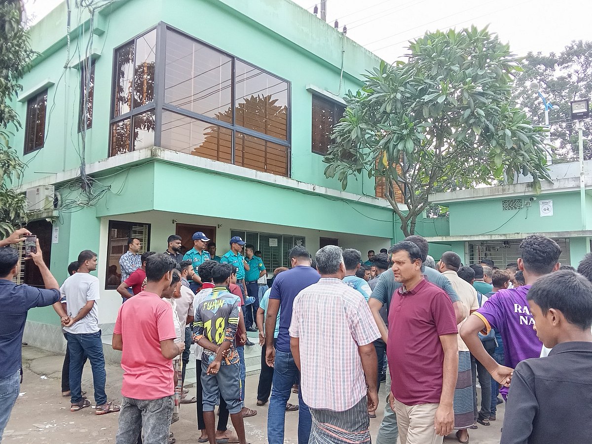 হিমাগারের কার্যালয়ে কিশোরী ও নারীকে নির্যাতনের ঘটনার পর সেখানে পুলিশ মোতায়েন করা হয়। মঙ্গলবার রাজশাহীর পবা উপজেলার বায়া এলাকায়