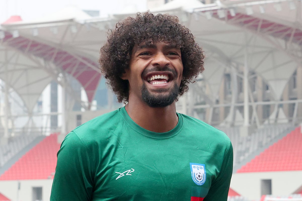 জাতীয় স্টেডিয়ামে সংবাদমাধ্যমের সঙ্গে কথা বলেন হামজা চৌধুরী