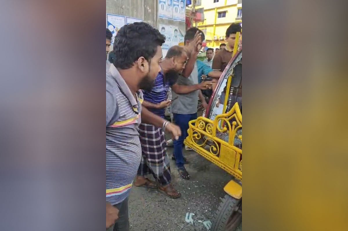 আটক ব্যাটারি রিকশার কাচ ভেঙে পুলিশকে আহত করার পর ছিনিয়ে নেওয়া হয় । আজ দুপুরে নগরের পতেঙ্গা থানার কাঠগড় এলাকায়