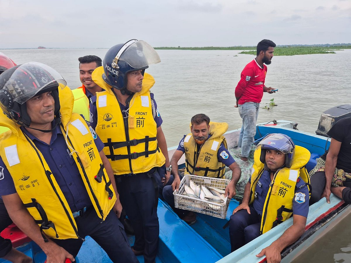 জব্দ করা ইলিশ ও কারেন্ট জাল নিয়ে যাচ্ছে পুলিশ