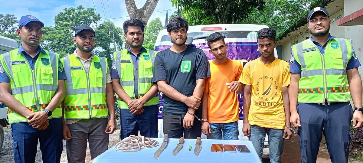 ফেনীর ছাগলনাইয়ায় অ্যাম্বুলেন্স থেকে ছুরি ও ডাকাতির সরঞ্জামসহ তিন যুবককে গ্রেপ্তার করা হয়
