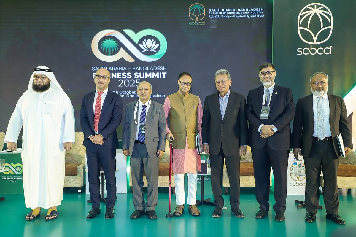 সৌদি আরব-বাংলাদেশ ব্যবসা সম্মেলনের উদ্বোধনী অনুষ্ঠানে উপস্থিত অতিথিরা। আজ মঙ্গলবার রাজধানীর বনানীর শেরাটন হোটেলে।