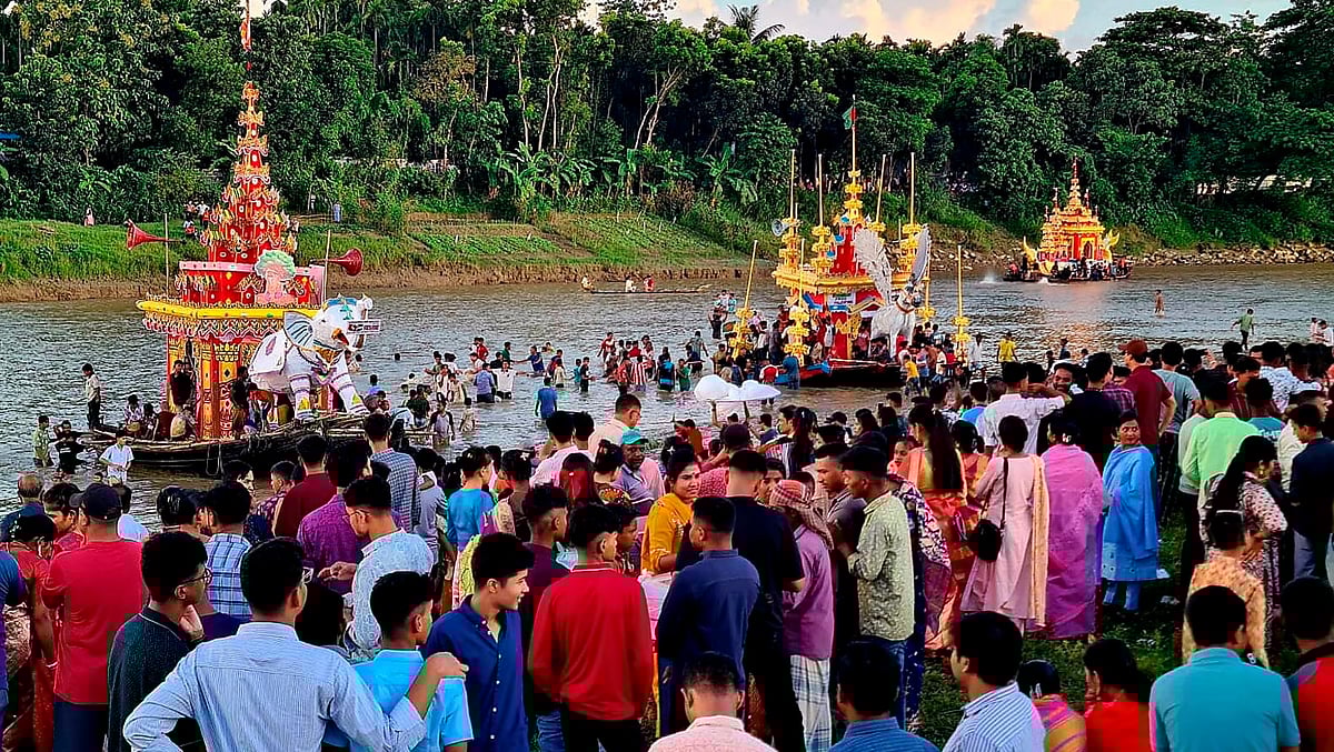 কক্সবাজারের রামুর বাঁকখালী নদীতে চলছে বৌদ্ধ সম্প্রদায়ের ‘স্বর্গের জাহাজ’ ভাসানো উৎসব। আজ  বিকেলে