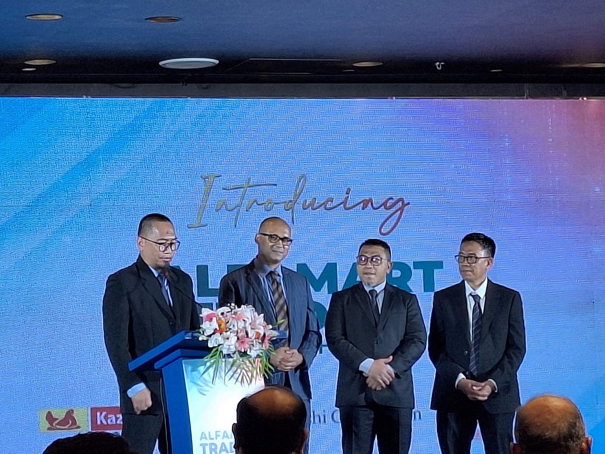 ইন্দোনেশিয়া ও জাপানের যৌথ বিনিয়োগে গঠিত ‘আলফামার্ট ট্রেডিং বাংলাদেশ লিমিটেড’ নামে নতুন একটি খুচরা বিক্রেতা প্রতিষ্ঠান দেশে যাত্রা শুরু করতে চলেছে। প্রতিষ্ঠানটির স্থানীয় অংশীদার হচ্ছে কাজী ফার্মস গ্রুপ। আজ মঙ্গলবার রাজধানীর একটি হোটেলে আয়োজিত এক অনুষ্ঠানে এ ঘোষণা দেওয়া হয়