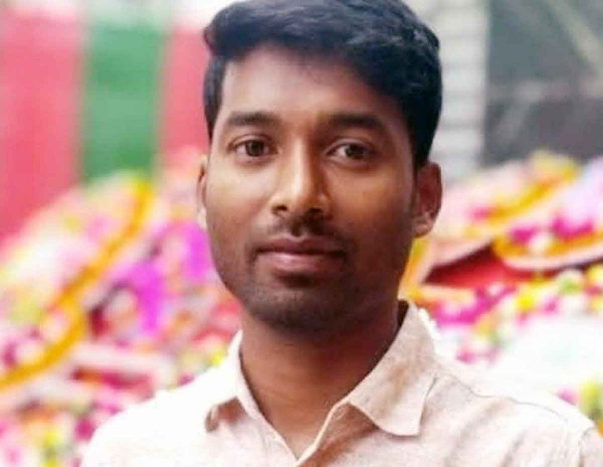 মানিকগঞ্জ শহরে একটি ভাড়া বাসা থেকে সামায়েল হাসদা নামের এই যুবকের মরদেহ উদ্ধার করেছে পুলিশ