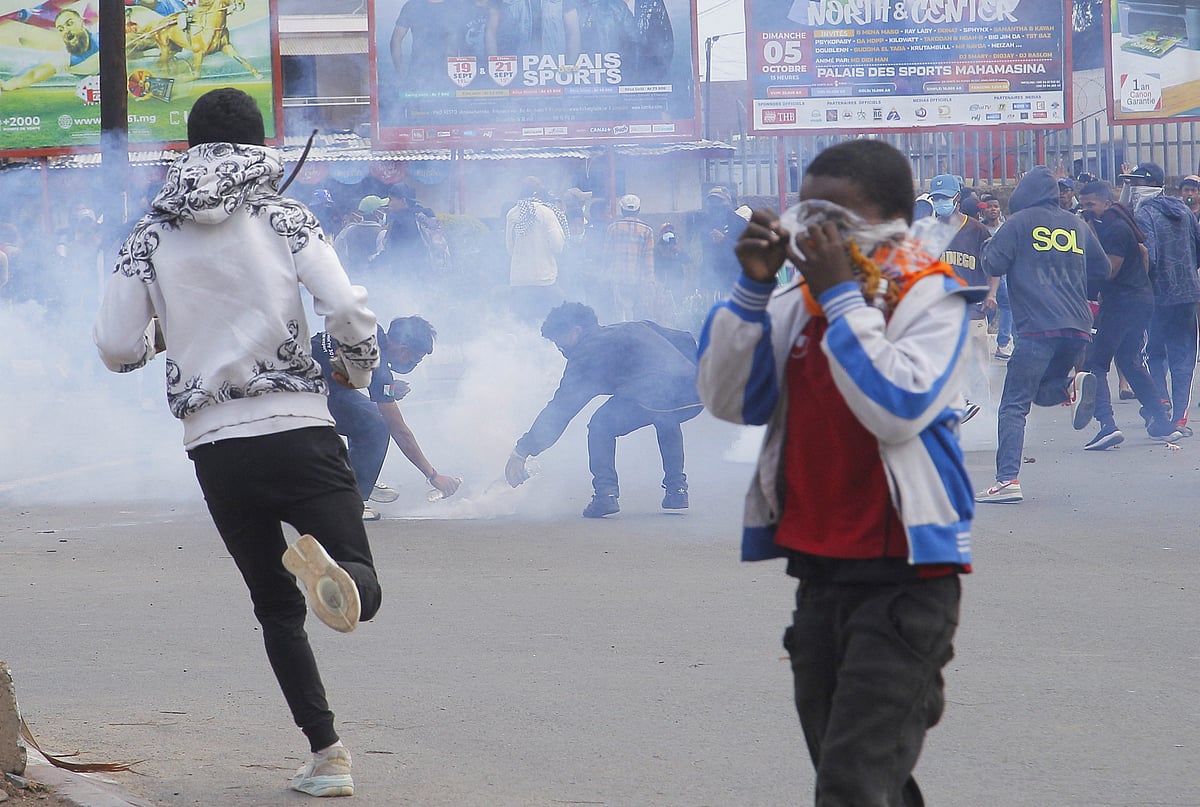 মাদাগাস্কারে বিক্ষোভকারীদের ছত্রভঙ্গ করতে নিরাপত্তা বাহিনী কাঁদানে গ্যাসের শেল ছোড়ে