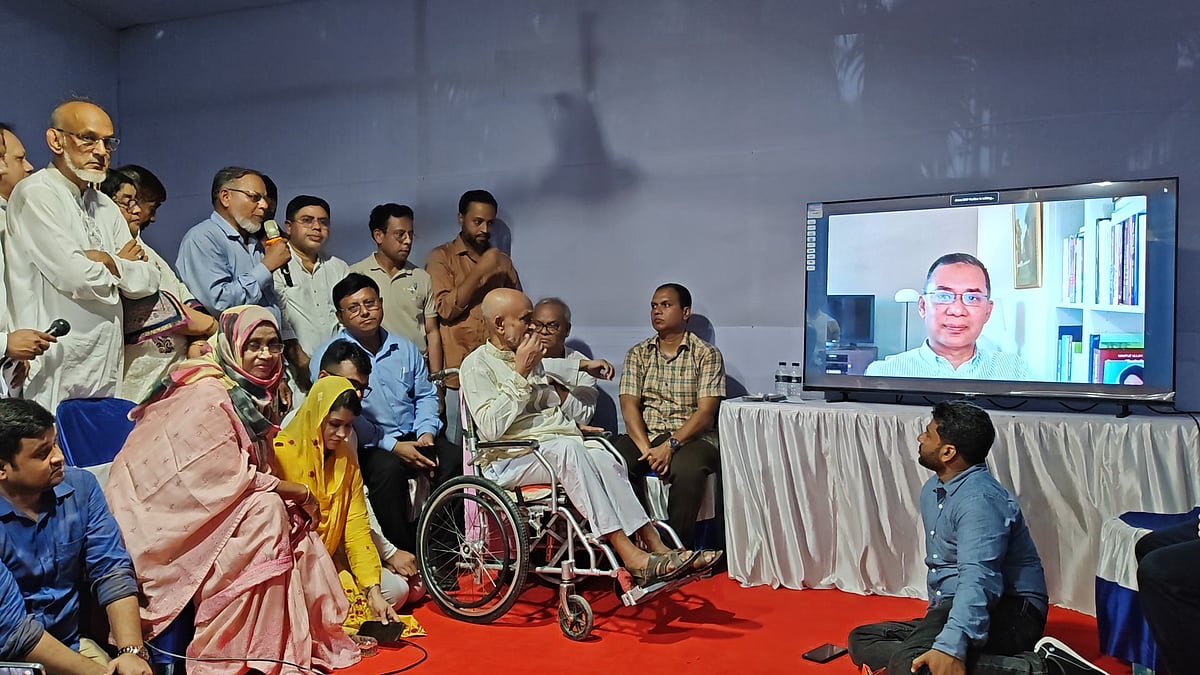 পিরোজপুরের প্রবীণ বিএনপি নেতা মোতালেব আকনের ইচ্ছা পূরণ করতে তাঁর সঙ্গে ভিডিও কনফারেন্সের মাধ্যমে কথা বলেছেন দলের ভারপ্রাপ্ত চেয়ারম্যান তারেক রহমান