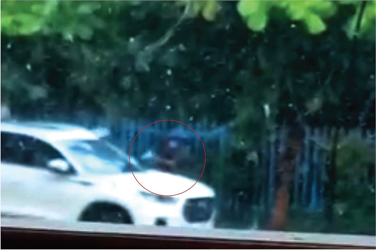 বিএনপি কর্মী আব্দুল হাকিমের গাড়ি ঘিরে গুলি করছে সন্ত্রাসীরা । গতকাল বিকেলে চট্টগ্রামের হাটহাজারীর মদুনাঘাটে