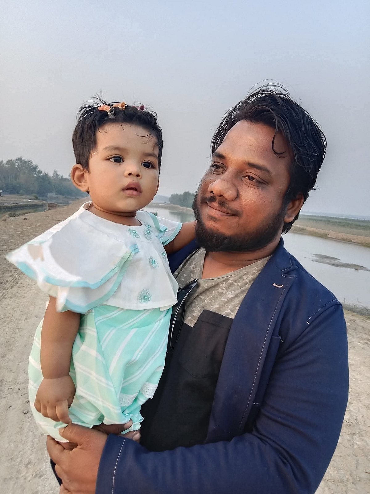 চার বছর বয়সী এই সন্তানকে হারিয়ে বাবা মামুনুর রশীদ যে শোক প্রকাশ করেছেন, তা বহু মানুষের হৃদয় ছুঁয়ে গেছে
