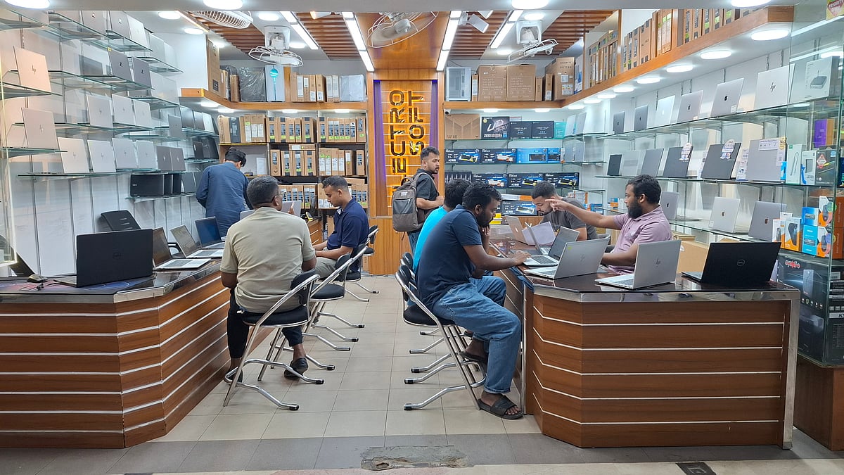 ঢাকার একটি কম্পিউটারের দোকানে প্রযুক্তিপণ্য দেখছেন ক্রেতারা